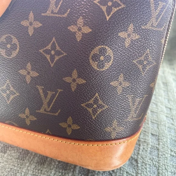 Louis Vuitton Monogram Alma PM - Picture 4 of 16